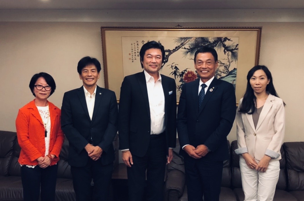 （左より）黃主任、島田市長、李処長、南本村長、楊課長 