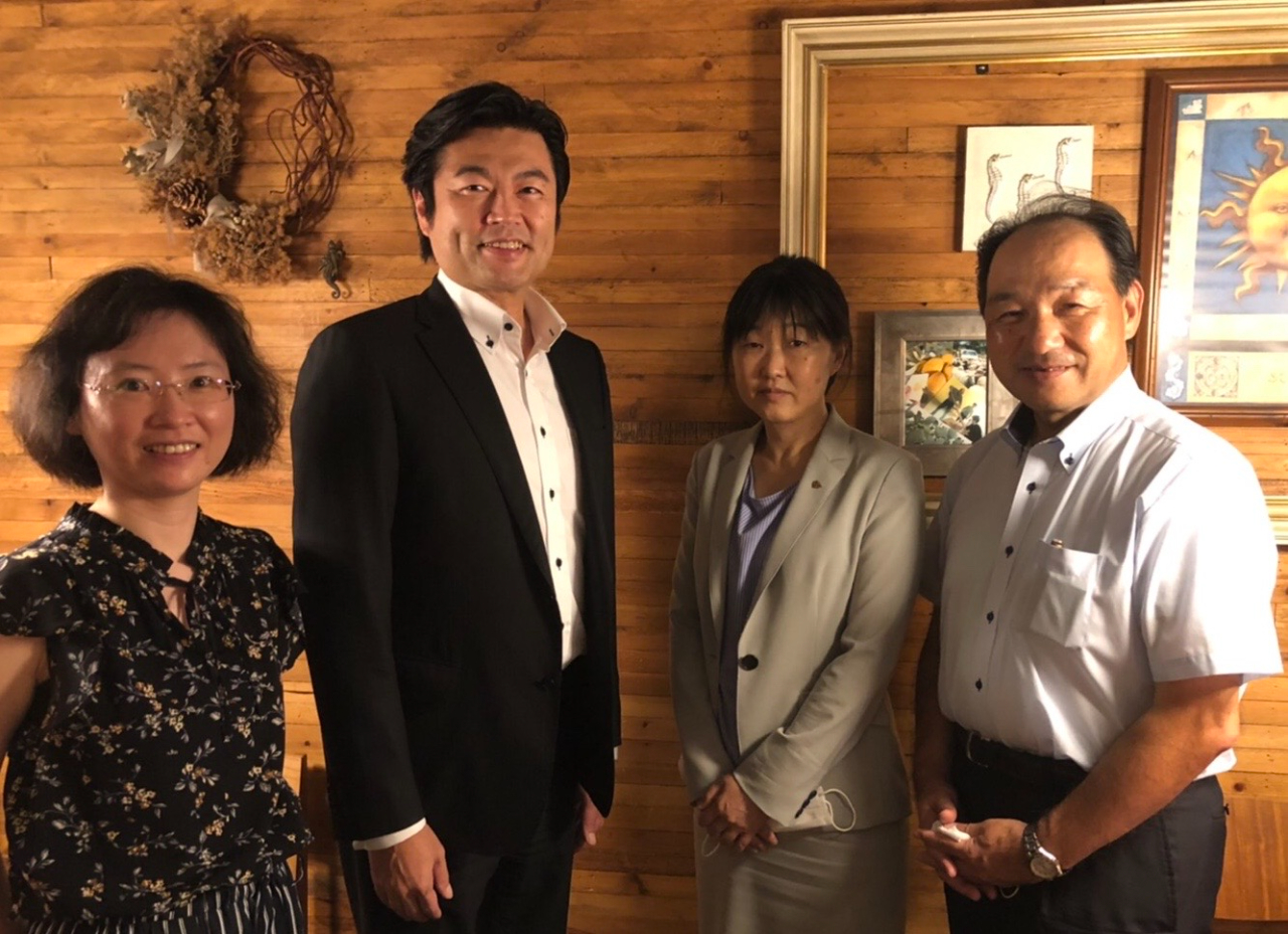 李処長（左二）、中嶋所長（右一） 