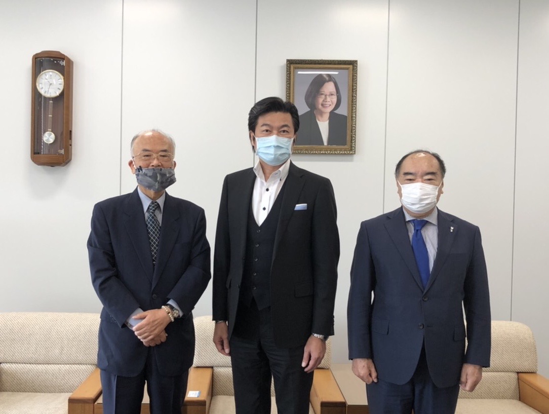 （左より）山本会長、李処長、八木副会長 
