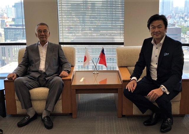 辻井正房副会長(左)、李世丙処長(右) 