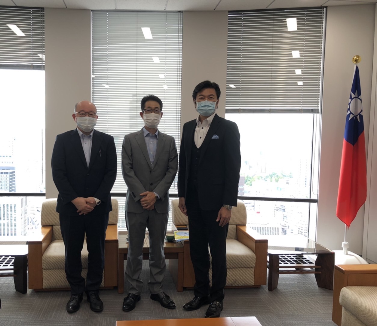 槙埜秀樹・広島県大阪事務所所長（中）、奧野弘展次長（左）、李世丙処長（右） 