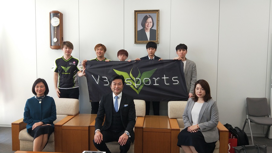 李世丙・駐大阪弁事処処長(前列中)、蔣惠萍総長(前列左)、浜野香織委員長(前列右)，V3 Esports選手(後列) 
