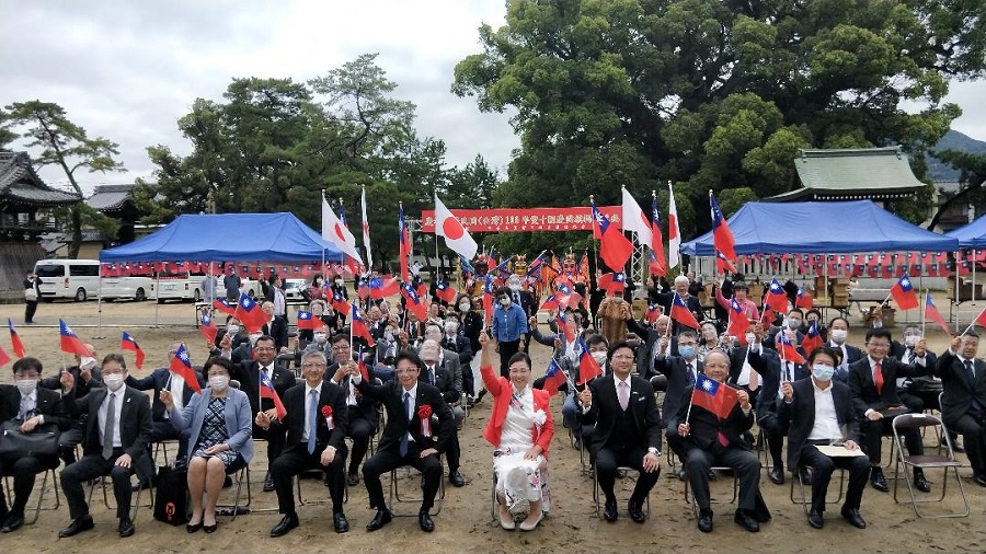 国旗掲揚式典　成功裏に収める 