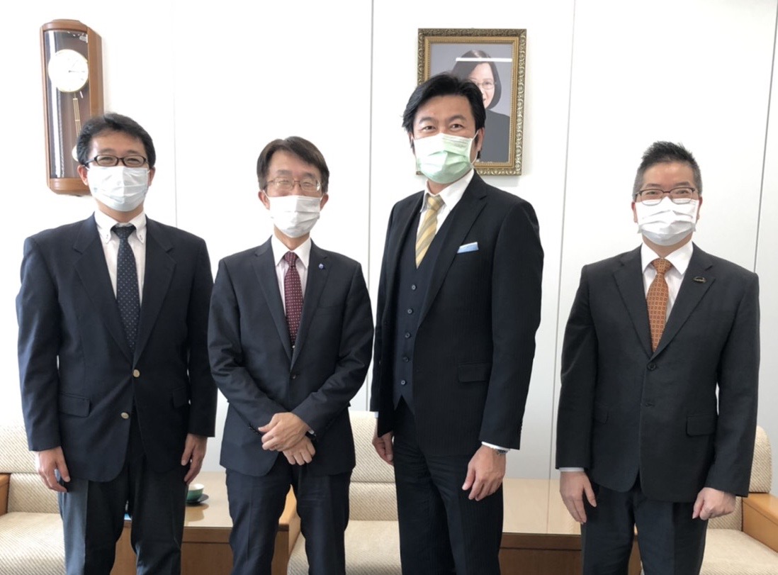 （左より）松石所長補佐、清水所長、李処長、林部長