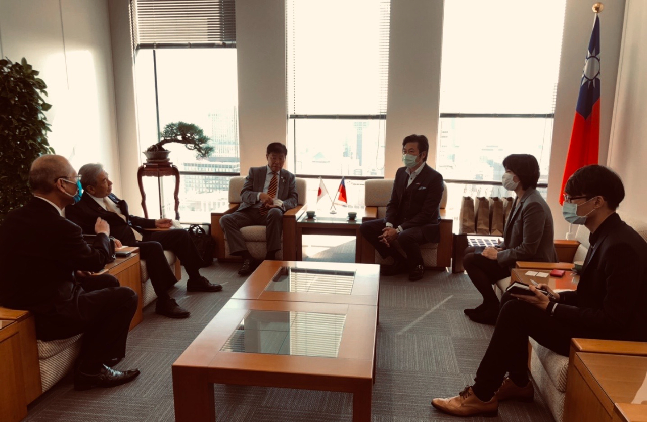 （左より）濵渦所長、有田会長、森田会長、李処長、林課長、吳課長 