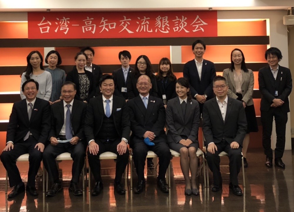 李処長（前列左三）、張副処長（前列左二）、林部長（前列右一）、林所長（前列左一）與濱渦所長（前列右三）、南次長（前列右二）等人