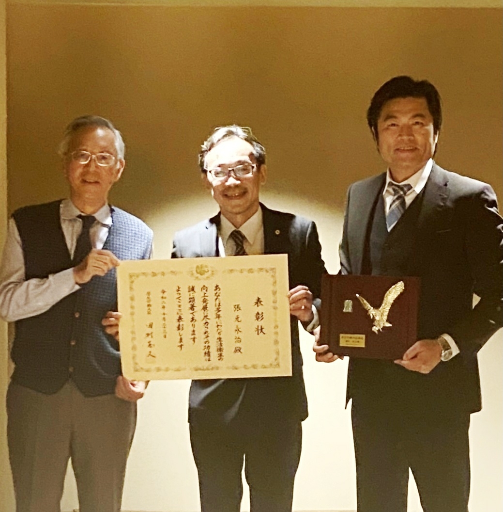 李世丙処長（右）、陸超会長（左）張元永治理事（中）の受賞を祝福 