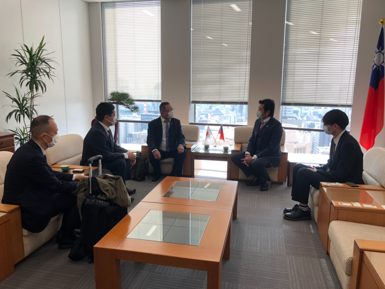 （左より）松田議員、堅田議員、堀副議長、李処長 