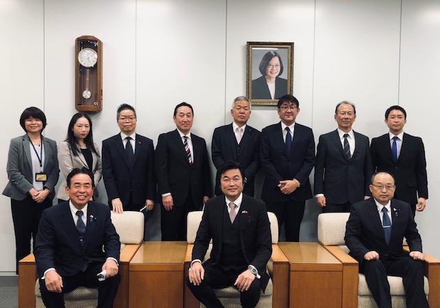 （前列左より）中森会長、李処長、青木前会長
（後列左より）林育柔課長、沈來儀副部長、林明秋部長、中嶋前議長、木津議員、川口議員、中瀨議員、津村議員
