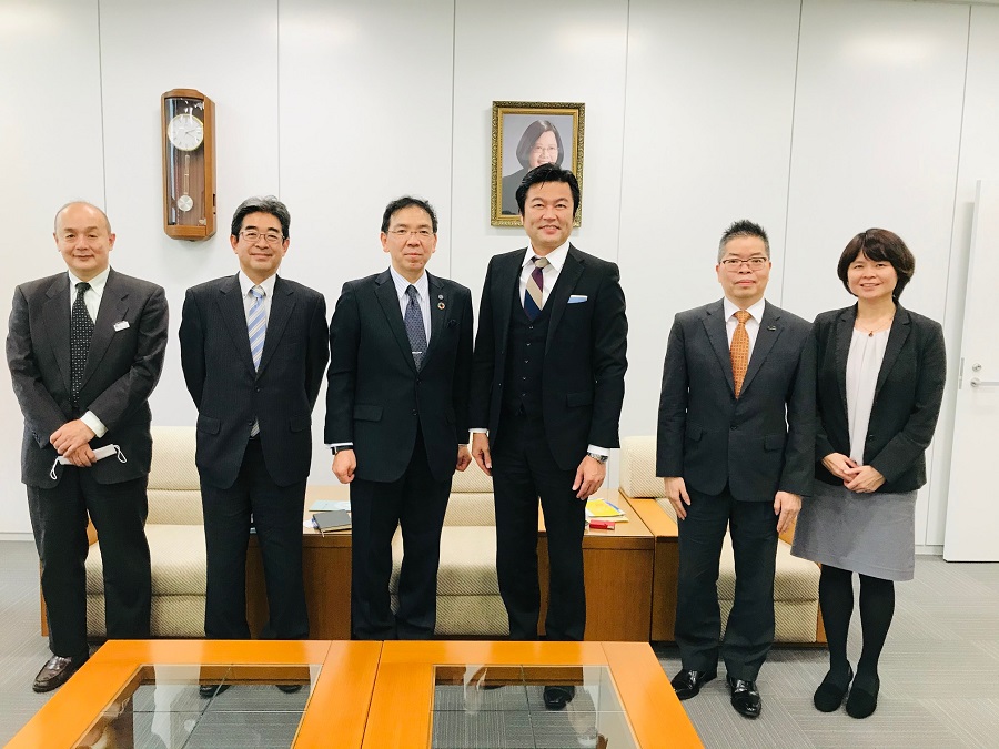 (左より)　松川健志・関西大学国際事務局次長、藤田高夫副学長、前田裕学長、李世丙・駐大阪弁事処処長、林明秋経済部長、林育柔教育課長 