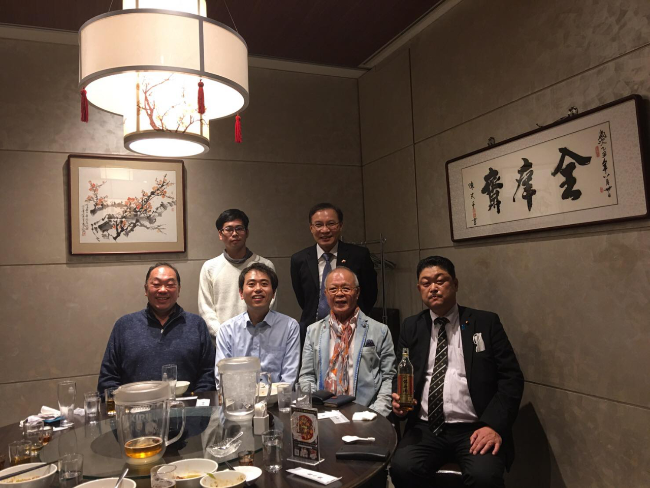 岡野翔太・大阪大学大学院人間科学部(後列左一) 、張副処長(後列右一)、簑原理事長(前列左一) 、村上前衆議院議員(前列左二) 、陳会長(前列右二) 、西川議員(前列右一) 