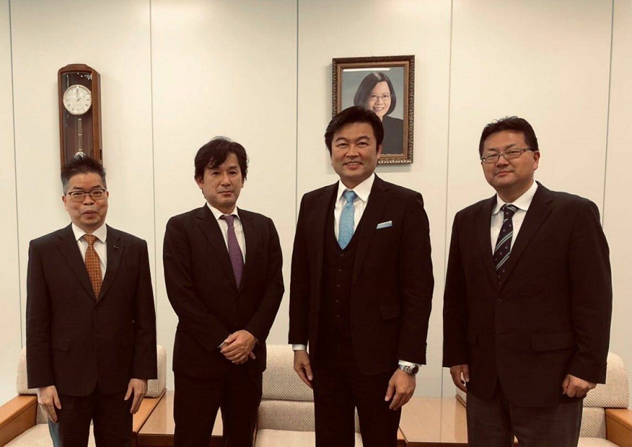 (左より)　林部長、高見専務理事、李処長、春日野部長