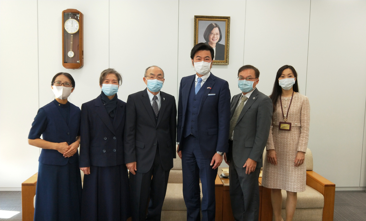左より：陳静慧師姐、中村瓊珠支部長、中村省吾氏、李世丙処長、張永賢副処長、楊慧萍僑務課長 