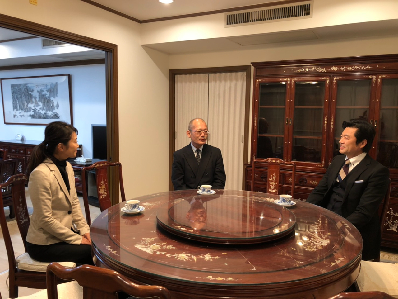 (左より)　南次長、濵渦所長、李処長 