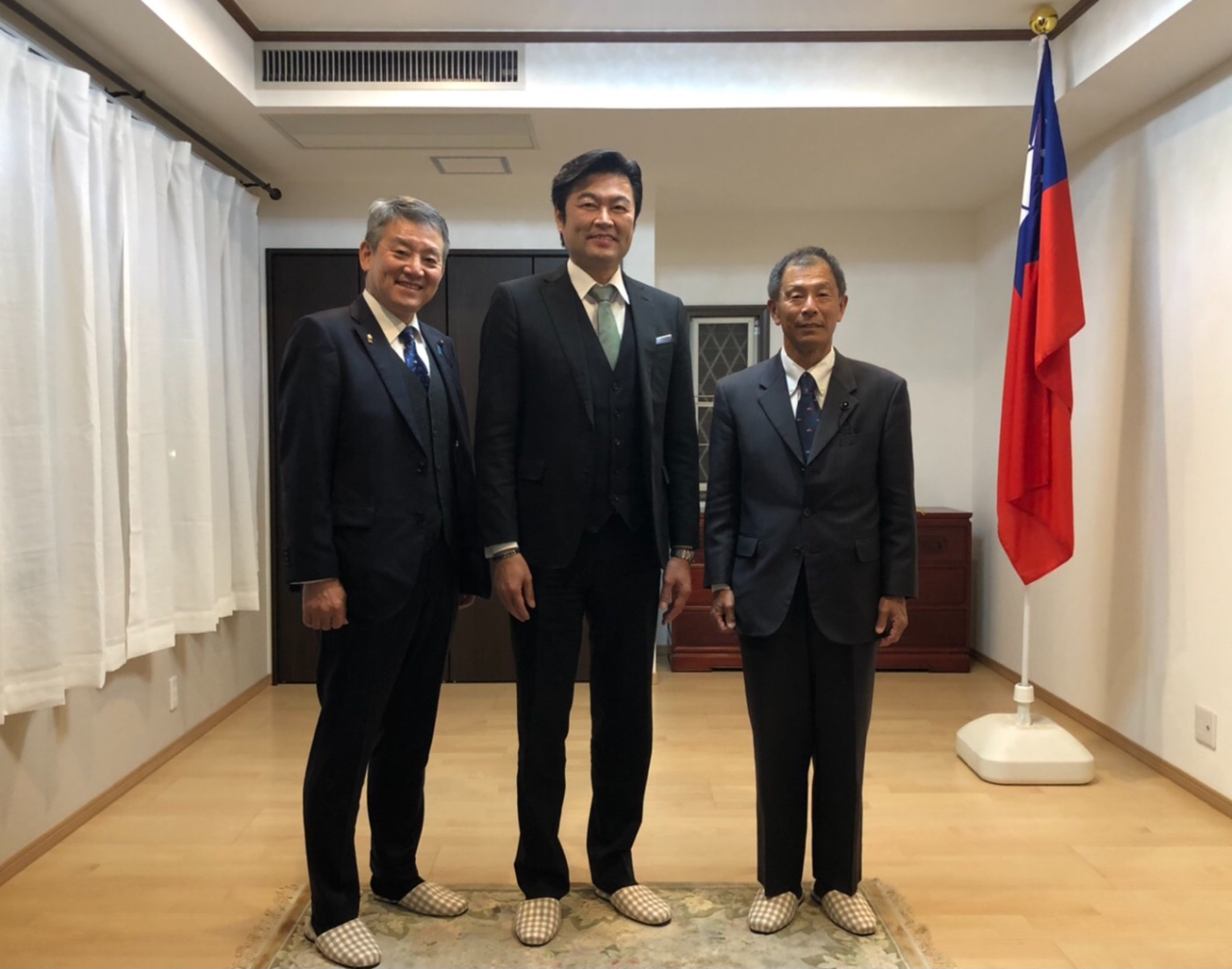 （左より）黒川議員、李処長、和田議員 