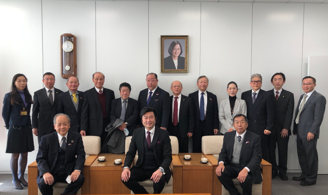 (前列左より)　洪里勝信会長、李世丙処長、郭重信会長代行
（後列）蔡伸雄僑務委員（左3）、連茂雄理事長（左4）、陳雪霞校長（右4）、張永賢副処長（右1）、楊慧萍課長（左1） 