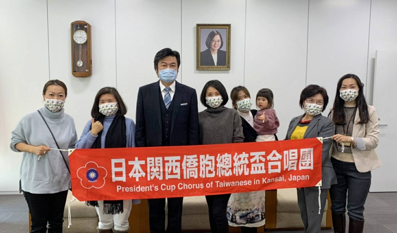 宮元利智団長（左1）、李世丙処長（左3）、楊慧萍課長（右1）、合唱団団員ら 