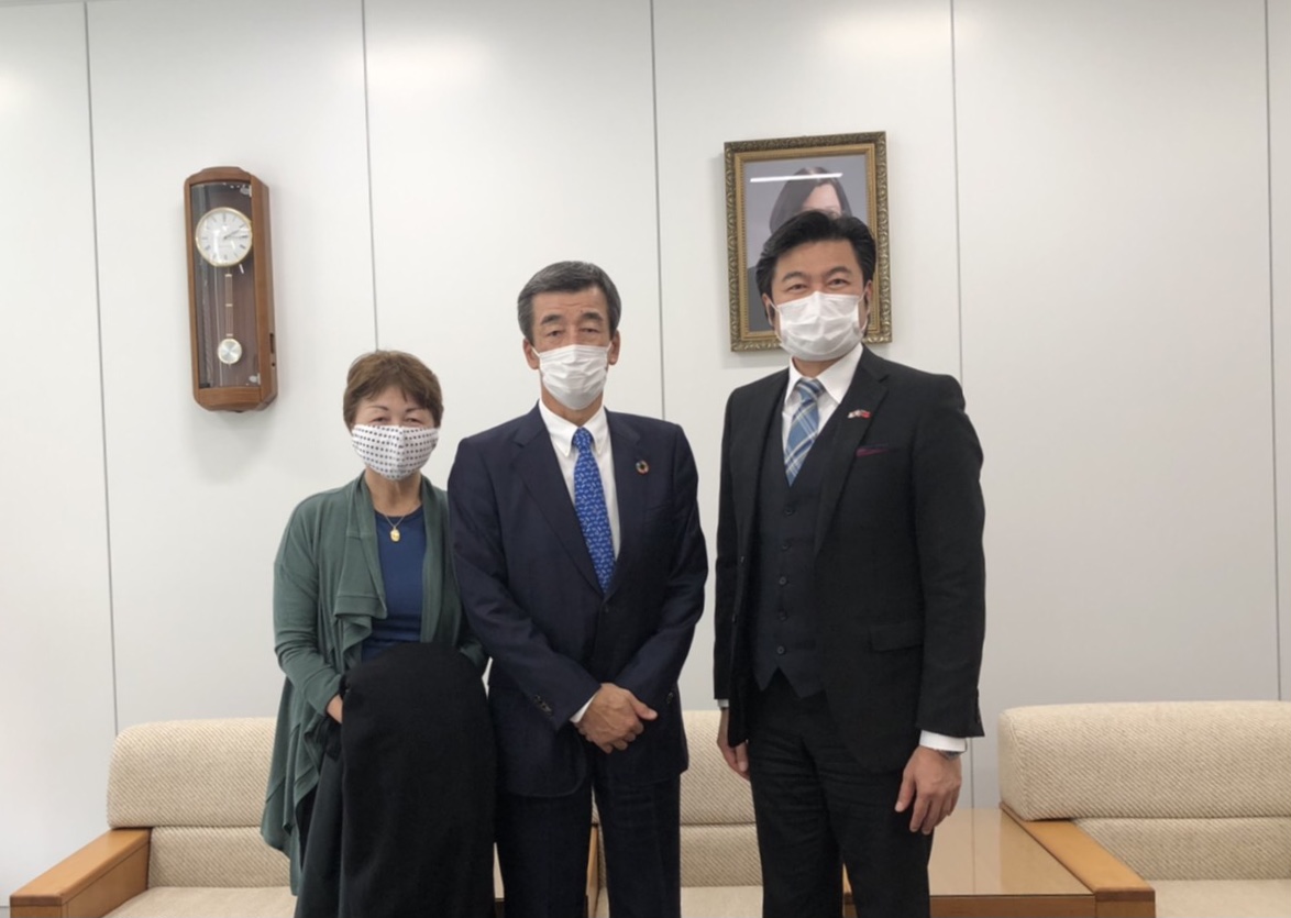 (左より)　岸田事務局長、廣田理事長、李処長 