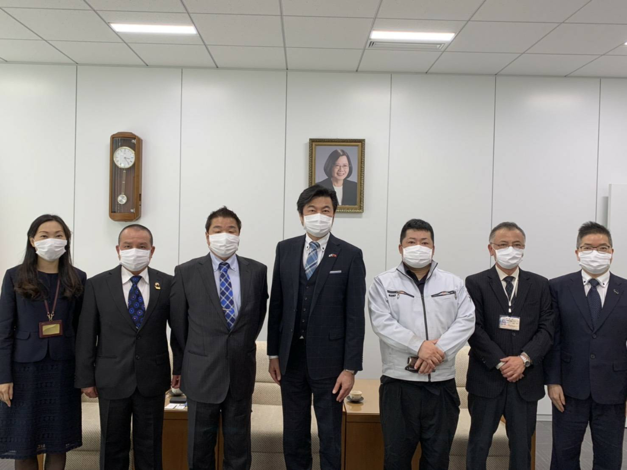 左より：楊慧萍課長、陳高賓僑務促進委員、谷口健二社長、李世丙処長、岡野幸司氏、井上卓哉所長、林明秋部長 