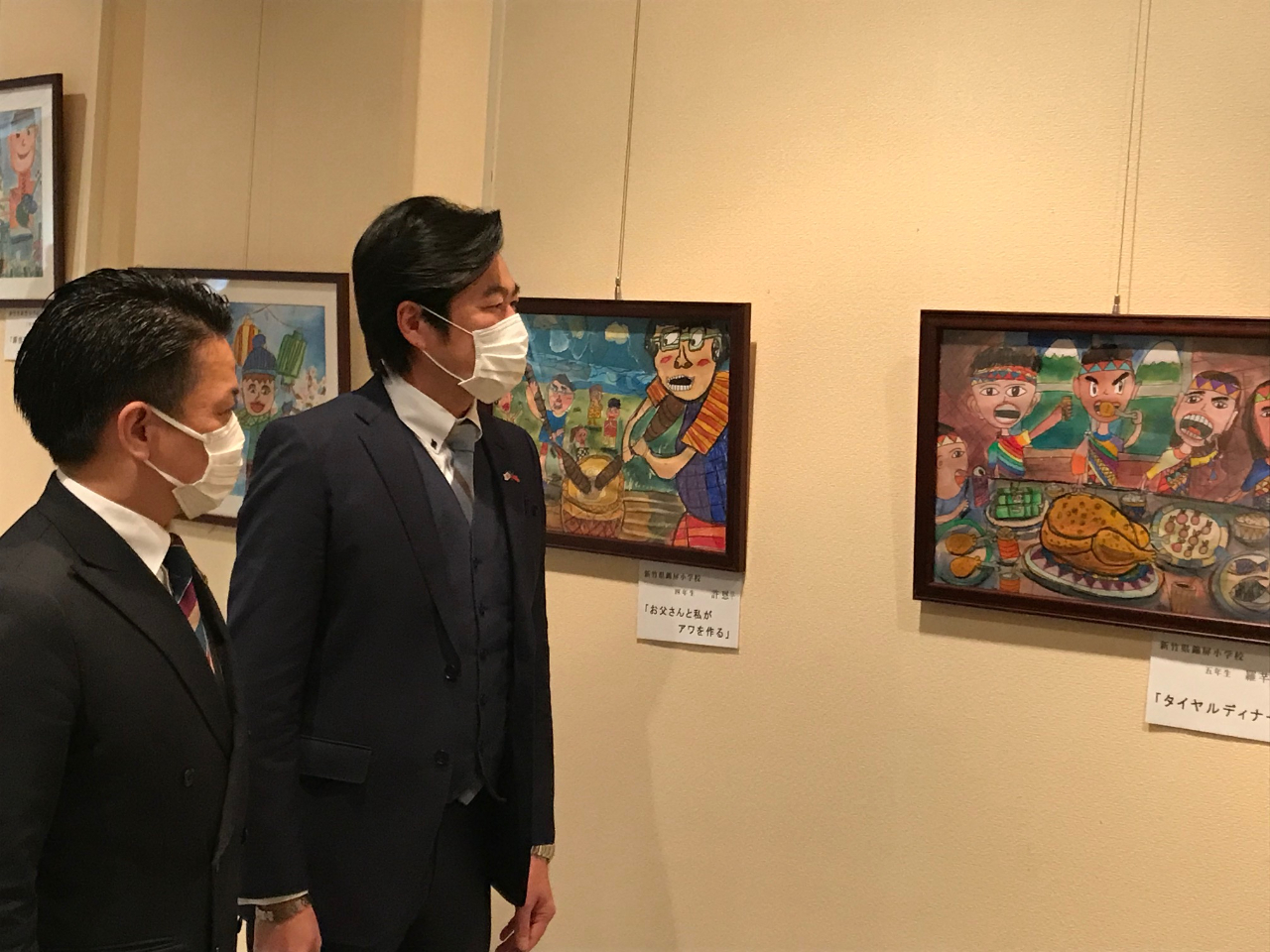 李処長(右)と永野市長(左)　台湾の学生による作品を鑑賞 