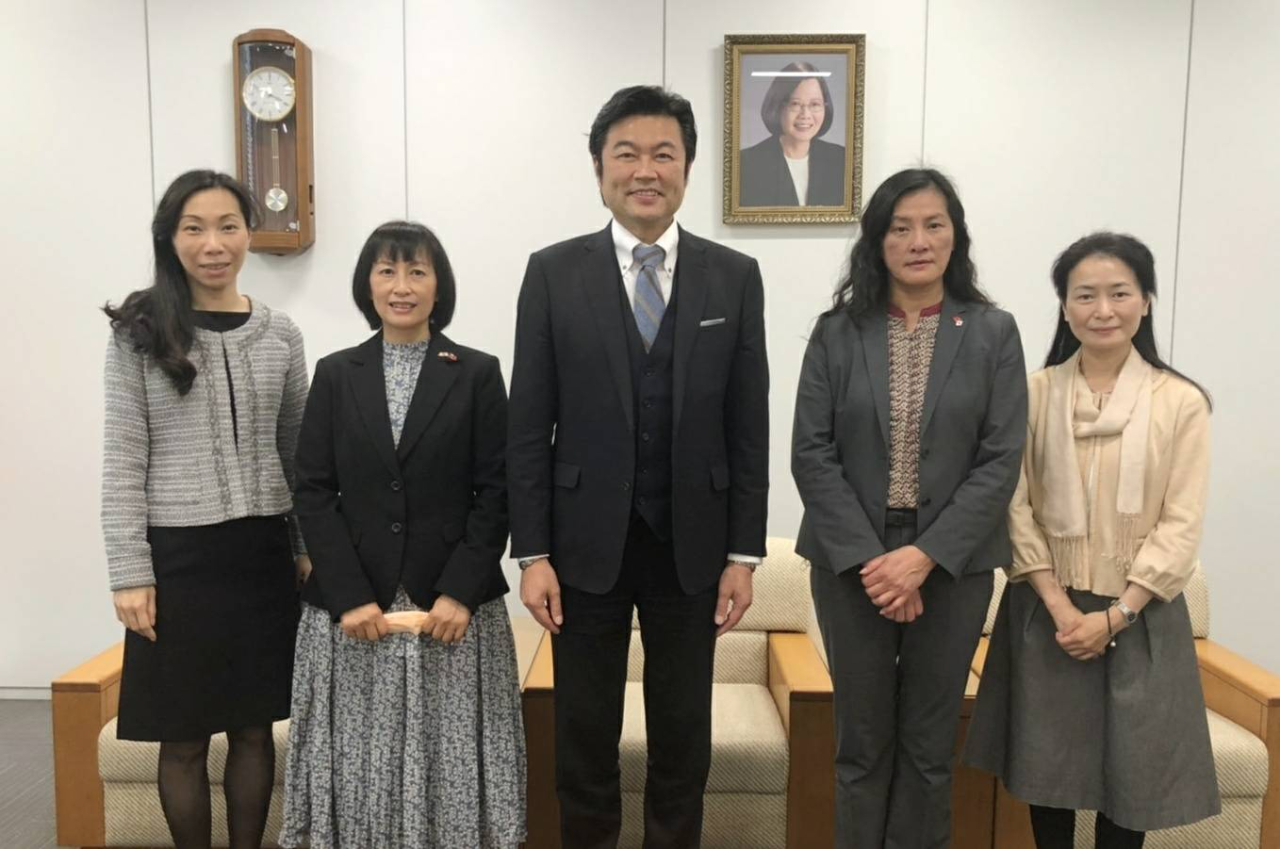 右より：濱西燕慧女史、吉田雅子会長、李世丙処長、竹山曉雲副会長、楊慧萍課長