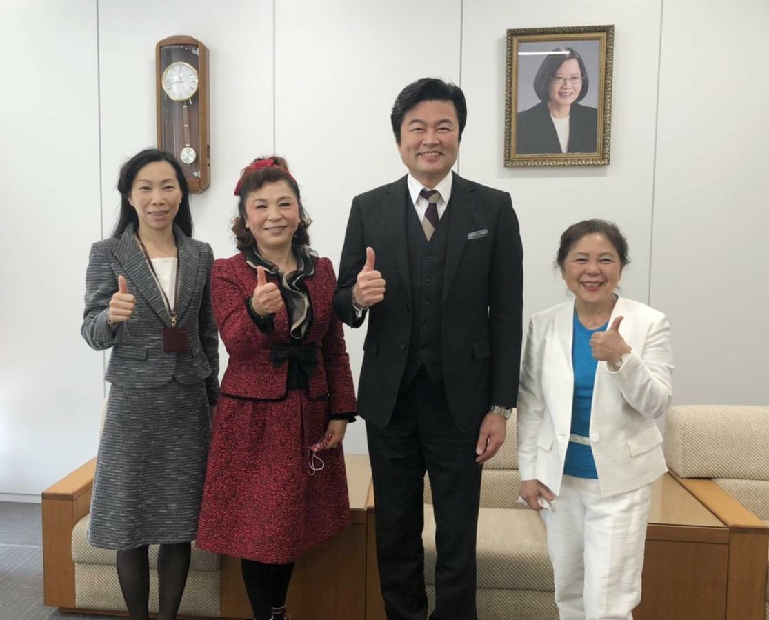 右より：深小青秘書長、李世丙処長、謝美香名誉会長、楊慧萍課長 