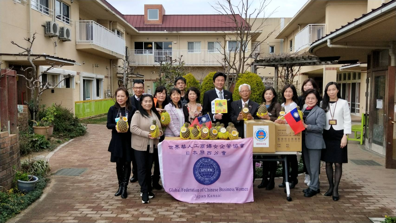 李世丙処長（中央：プレート掲揚）世華のパイナップル寄贈活動に立ち合い 