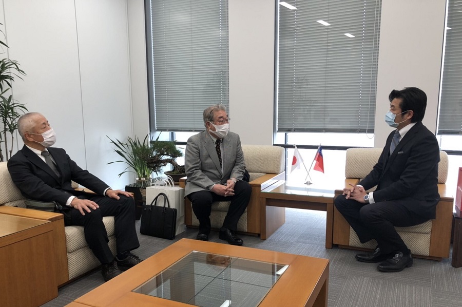 近藤監事(左)、小椋理事長(中)、李処長(右) 