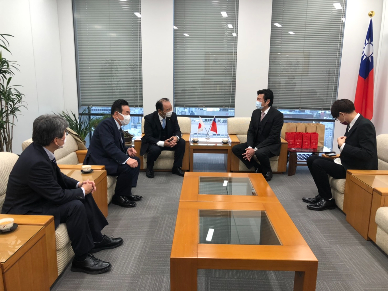 （左より）岩本新任所長、中森会長、中嶋所長、李処長、吳承翰課長 