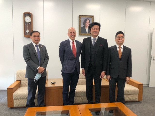 （左より）張副処長、Wylegala会頭、李処長、林部長 