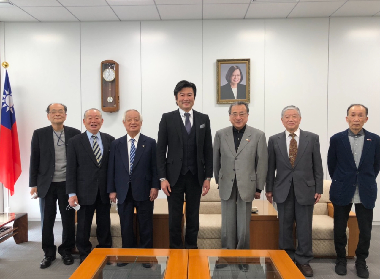 李処長（中）、阪口理事長（右三）、児玉会長（左三）らの集合写真