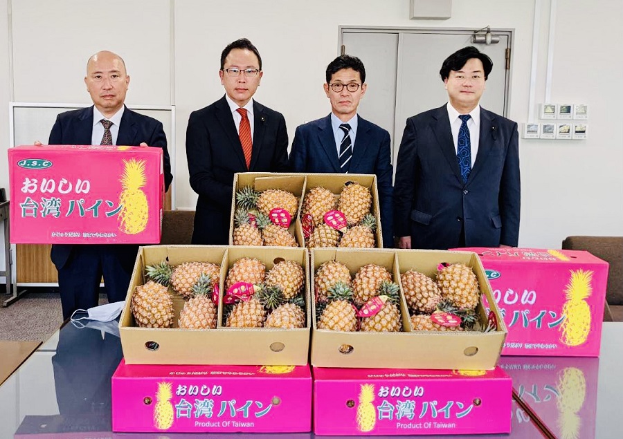 山下智之議連会長（右二）、窪田泰久県議会議員（左二）、宮崎康則議員（左ㄧ）、及山木茂議員（右一）