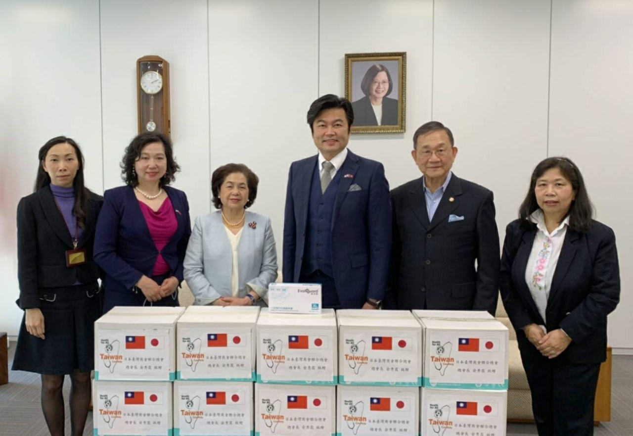 右より：東良華珠特助、林清治創会会長、李世丙処長、俞秀霞総会長、上島彩秘書長、楊慧萍僑務課長 