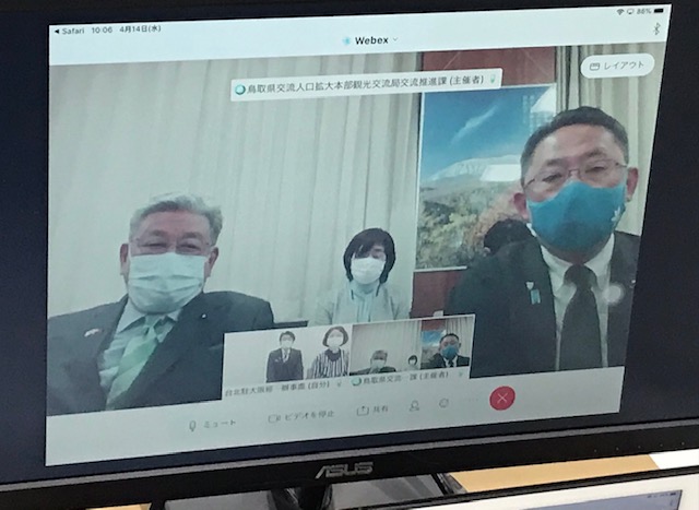 李処長と藤縄議長（左）、松田議員（右）会談の様子