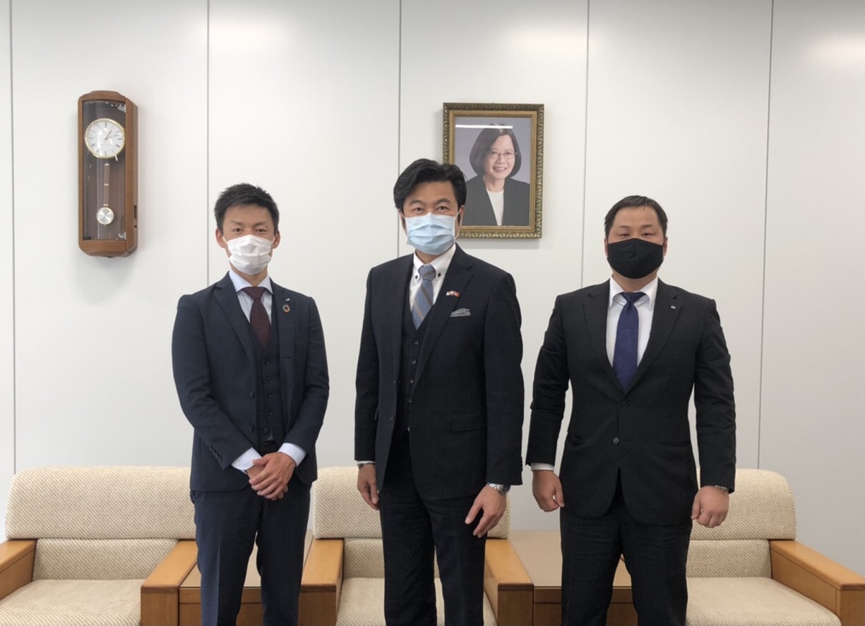 (左より)奥野委員長、李処長、小林副理事長