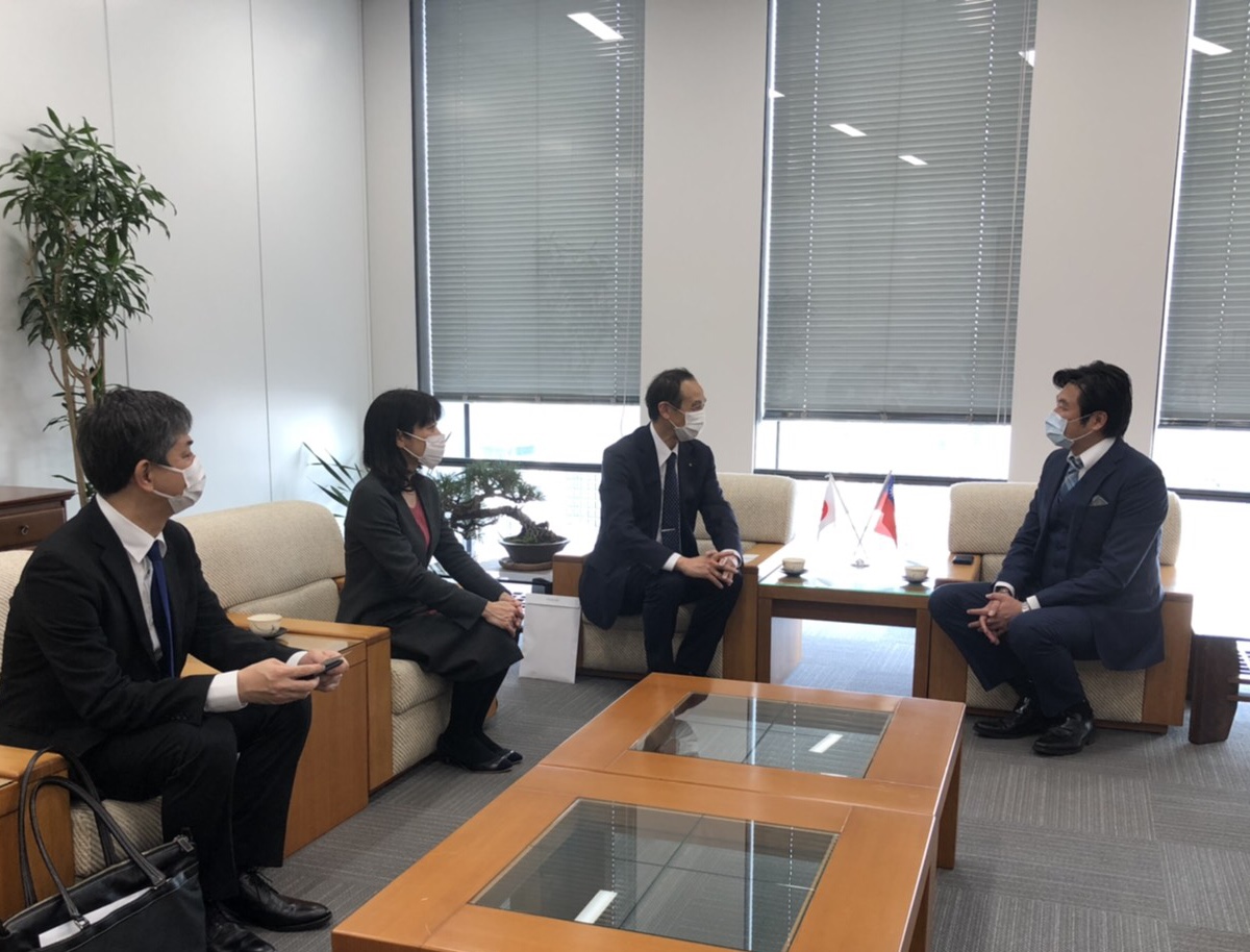 正木孝一本部長(左)、李処長(右) 