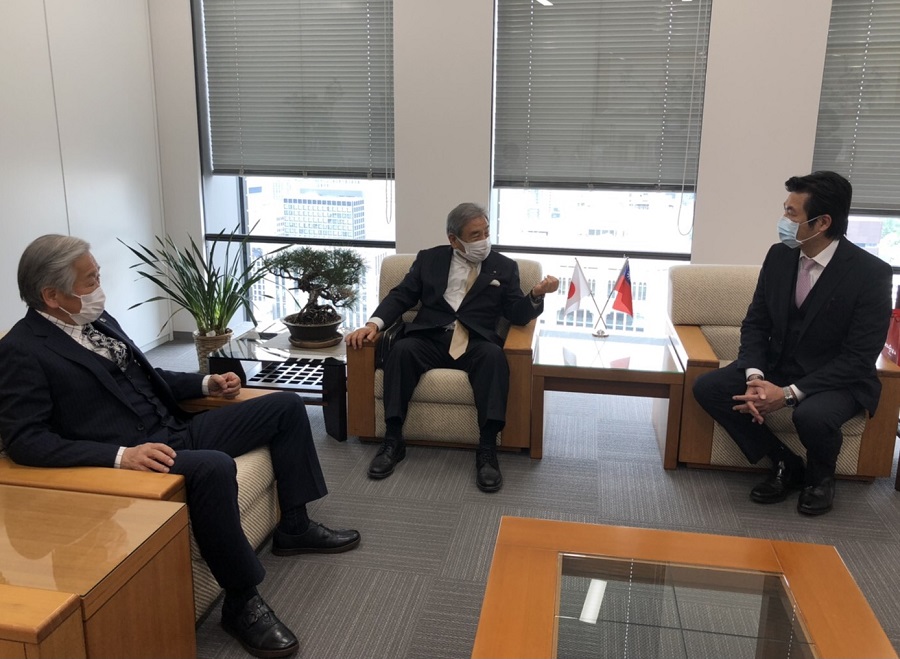 貴志支部長(左)、有田会長(中)、李処長(右) 