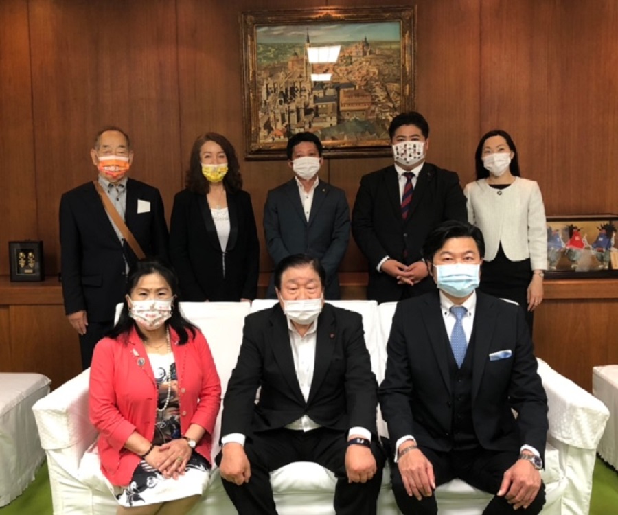 一列目右より：李世丙処長、三浦教次議長、川野榮子会長

二列目右より：楊慧萍課長、上畠寬弘議員、太田晃司議員、林淑芬副会長