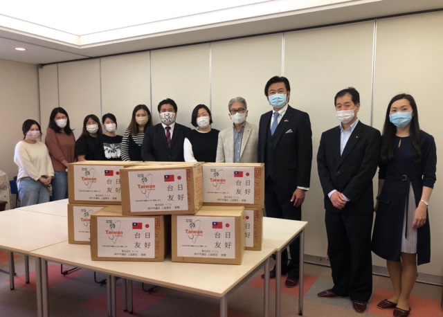 李処長(右3)、葉山僑務顧問(右4)、上畠議員(左6)、川上議員（右2）神愛子供ホームへアルコール消毒剤寄贈 