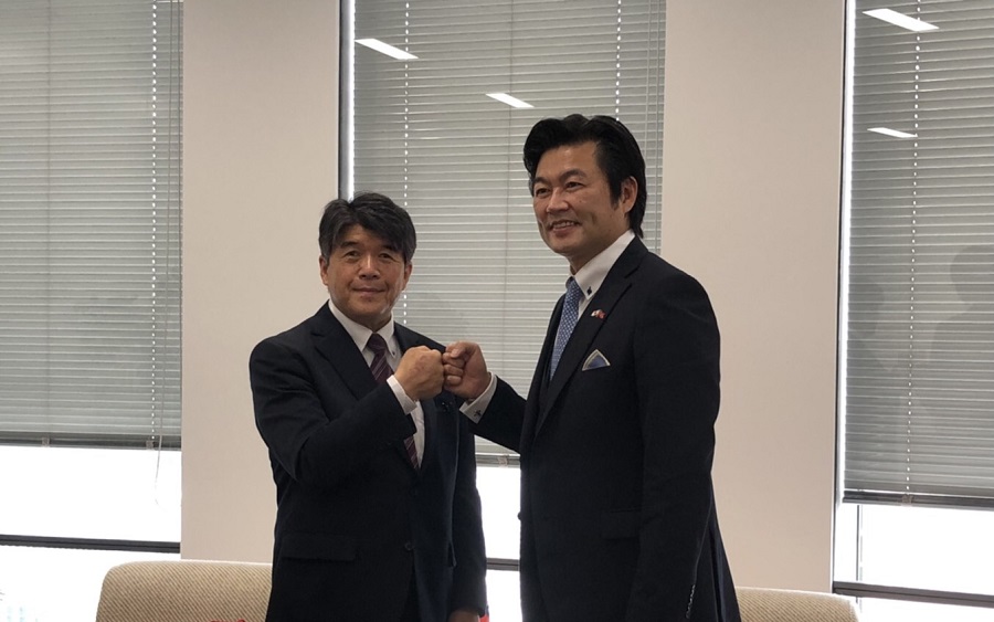 海東英和・滋賀県議会議員(左)、李世丙処長(右)
