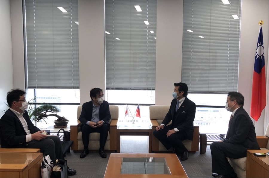 (左から)松石所長補佐、岩佐所長、李処長、林部長