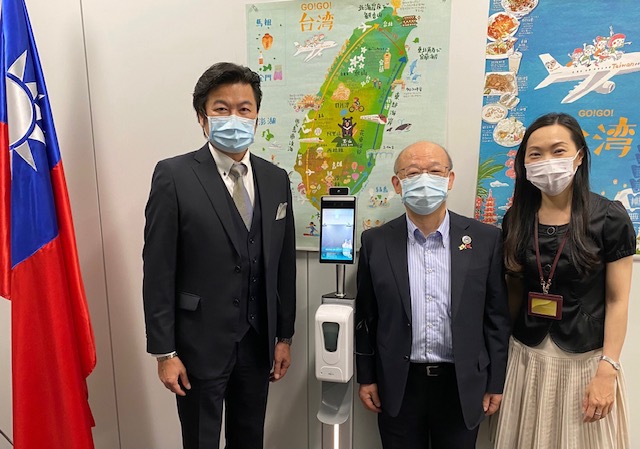 左より：李世丙処長、林裕恆僑務委員、楊慧萍課長 