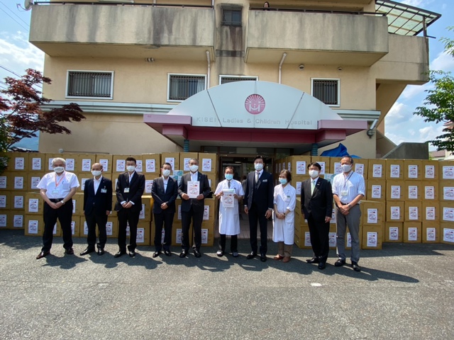 王輝生理事長（右5）と李世丙処長（右4）及び県・市の民間の代表、県・市の代表の集合写真