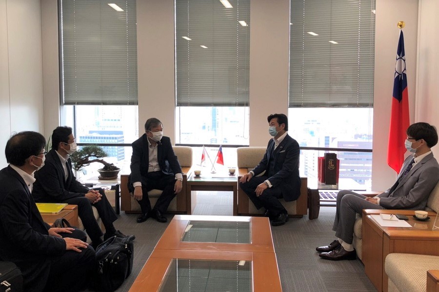 （左より）小西課長、坪田次長、夏野市長、李処長、呉課長