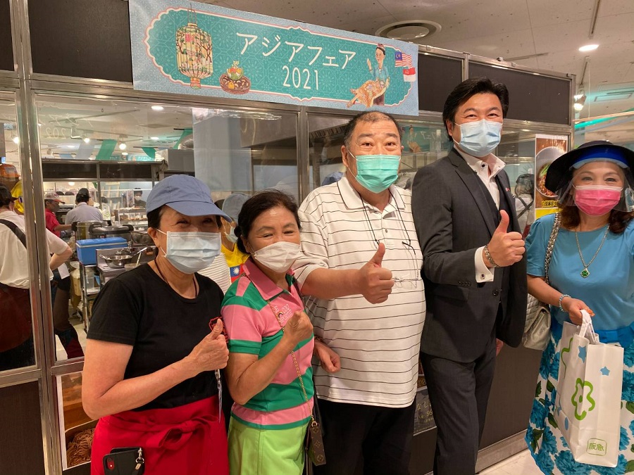 左より：林壽美子副会長による出展ブースにて、深小青秘書長、鄧益明副会長、李世丙処長、謝美香名誉会長がイベント参加 