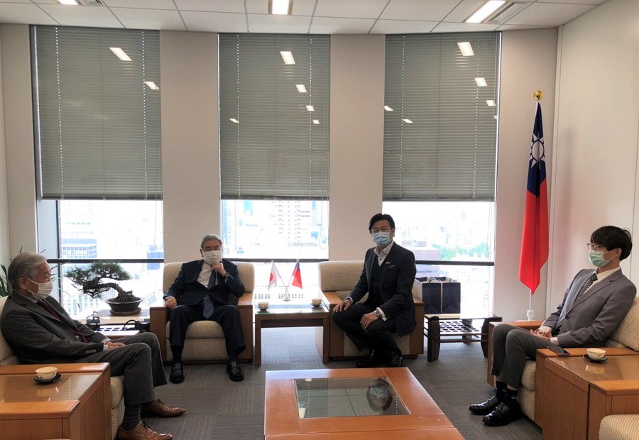 (左より)　貴志陽一事務長、有田憲一会長、李世丙処長、呉承翰課長 