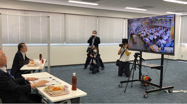 謝大使と生徒たち　オンラインセッションの様子 