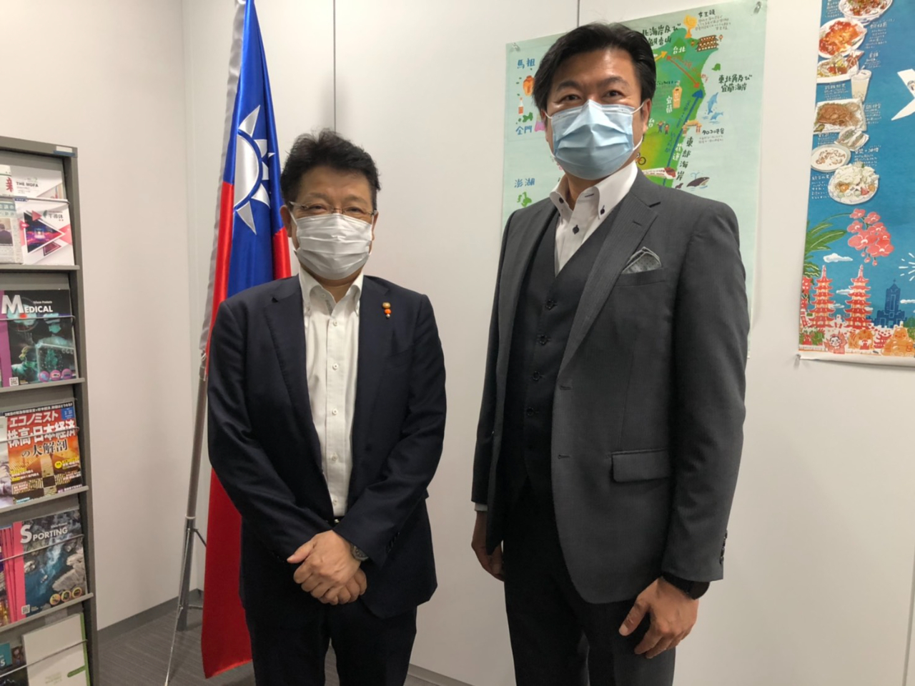 鶴村所長（左）、李処長（右）