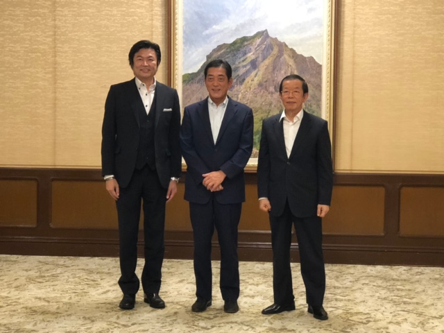 （右より）謝大使、中村知事、李処長 