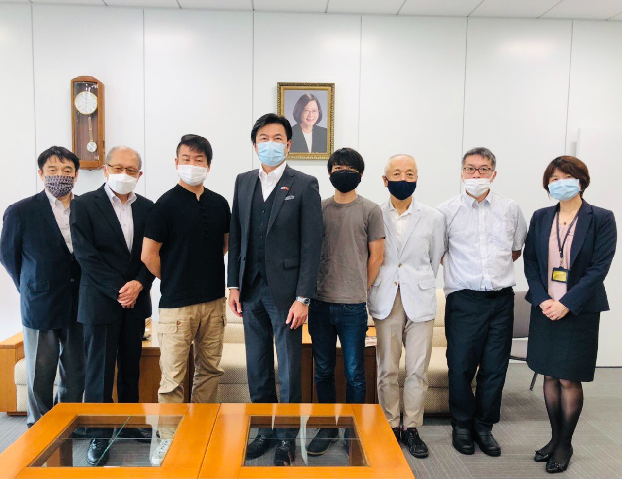 小松孝英監督(左3)、江上靖夫・日本と台湾を考える集い代表(左2)ら一行，李世丙処長(左4)、林育柔教育課長(右1) 